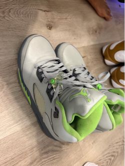 50$ men size 10.5 retro Jordan 5 gray and green good condition