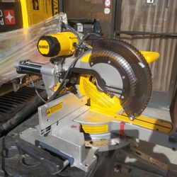 DEWALT CORDED 15 AMP SLIDING MITER SAW NEW
