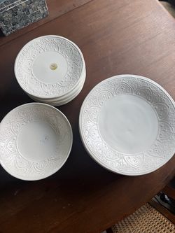 Dinner and dessert plates with serving bowls
