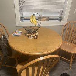 Dining Table And 3 Chairs And Table Has Sleeve 