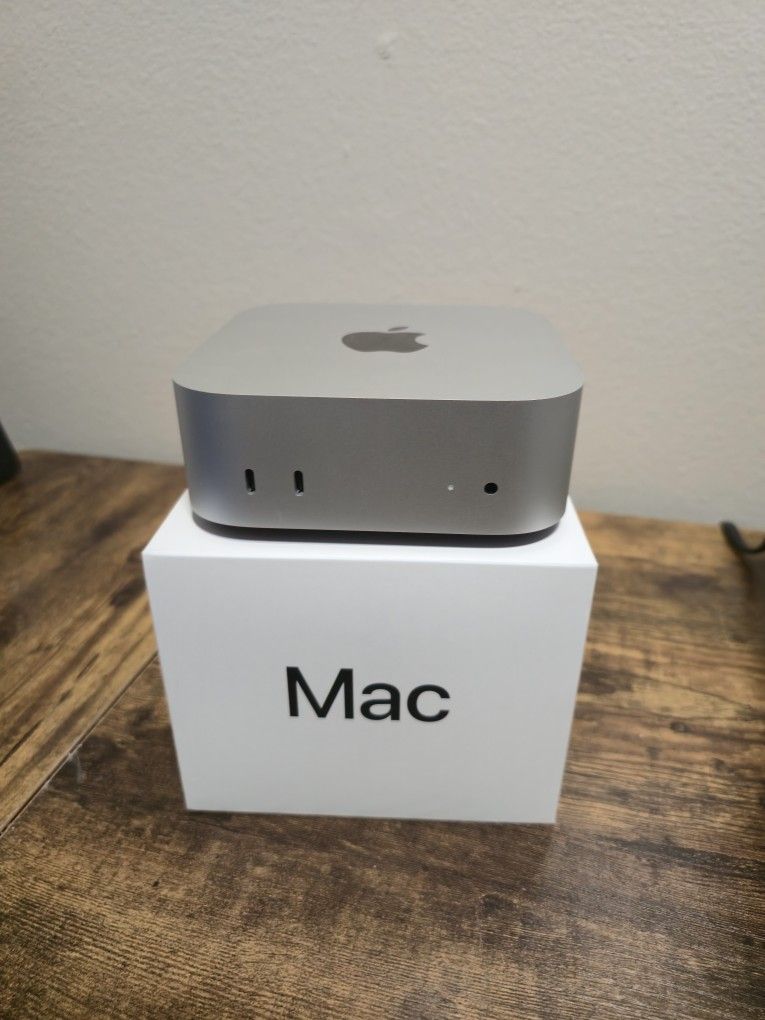M4  MAC MINI WITH MONITOR