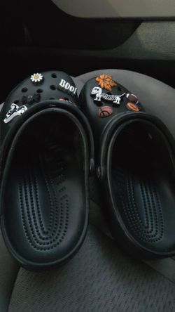 crocs size 6W M4
