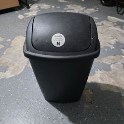 7.5 Gallon / 28L SwingTop Trash Can – Black Plastic Waste Bin