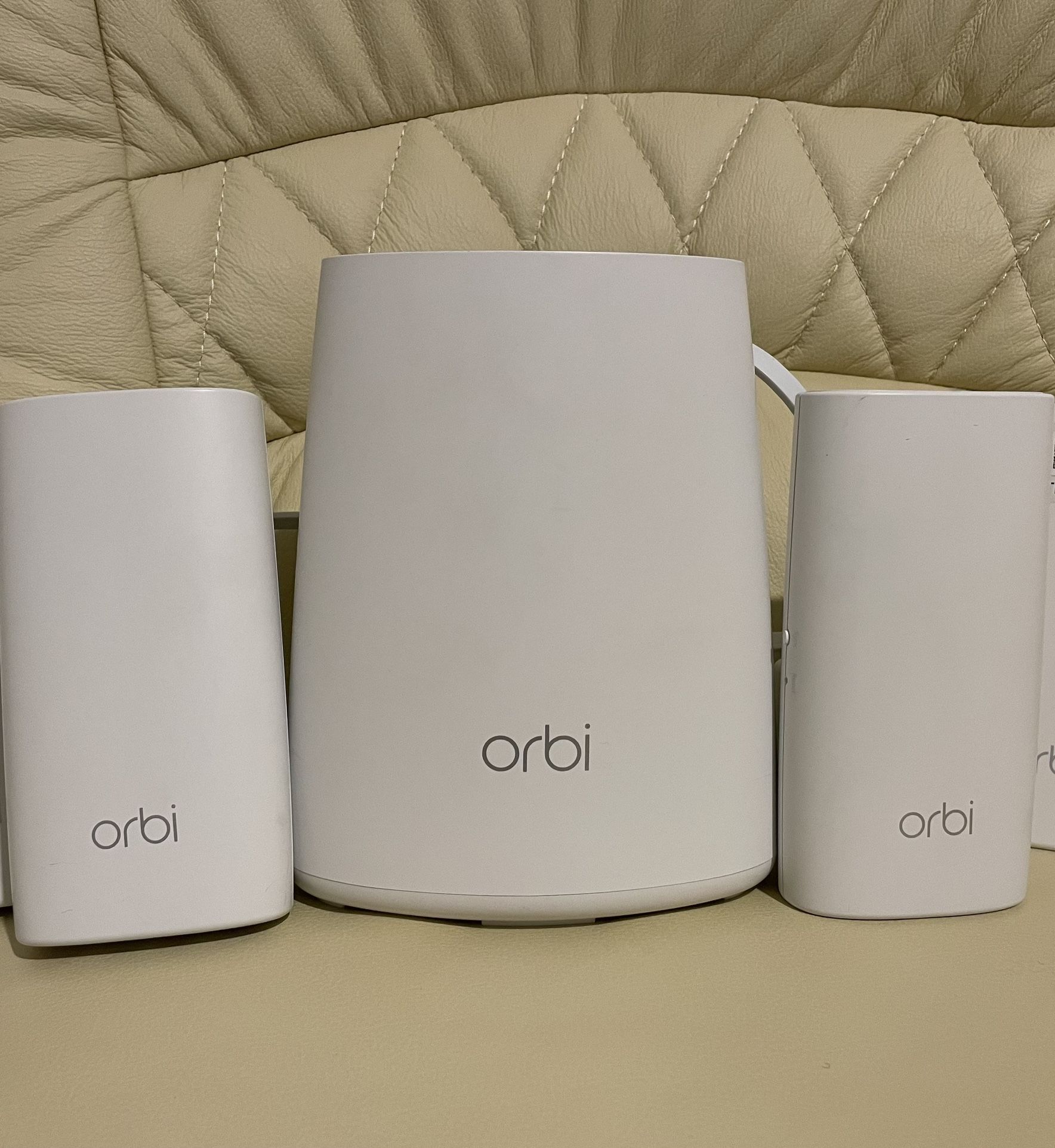 RBR40 — Orbi AC2200 Tri-band WiFi Router + (2 RBW30 Satellites)