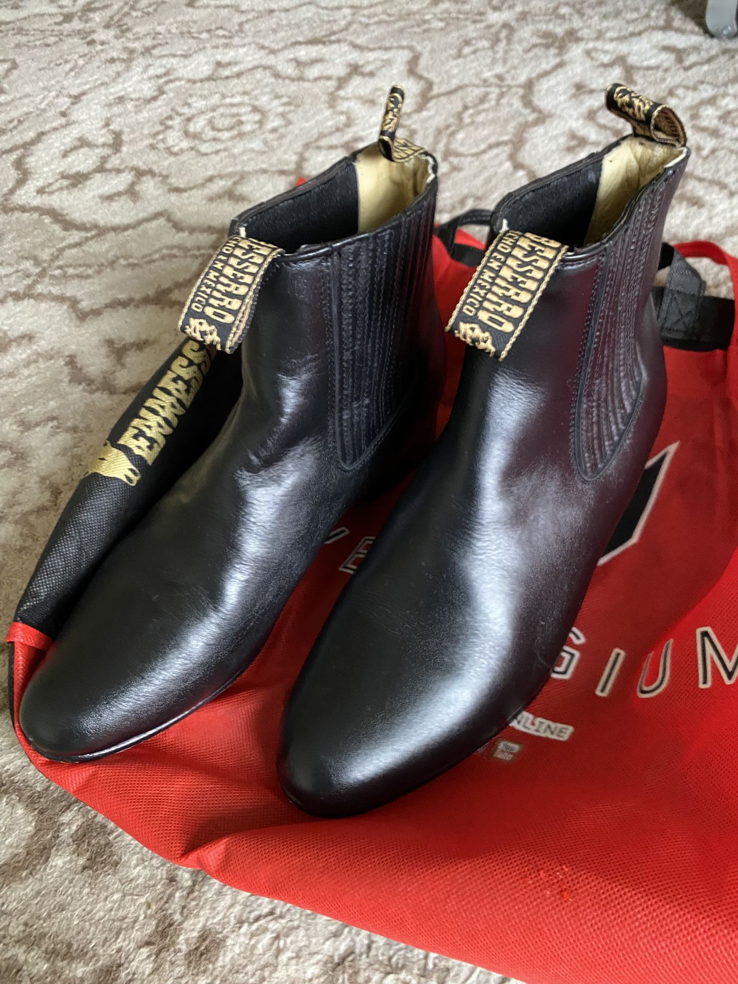 Black Leather Coy oh Boots Size 8.5