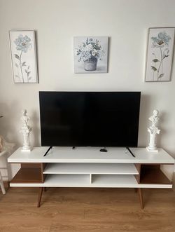 Flawless Mid-Century TV Stand, Smart TV & Complete Decor Set – Like New!