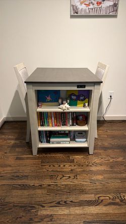 Dining room table with 2 chairs like new