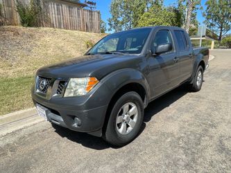 2013 Nissan Frontier Crew-Cab Low miles