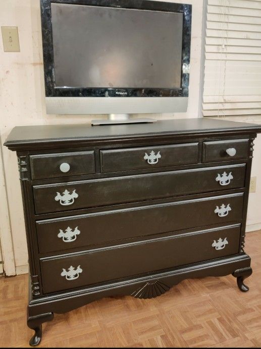Nice solid wood HECHT BROTHERS FURNITURE dresser / TV stand with 6 drawers in good condition all drawers working, dovetail drawers driveway pickup.
L4