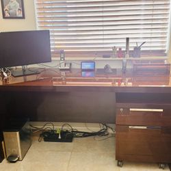 Wood Desk With  Cabinet / Escritorio de Madera  Con Gabinete