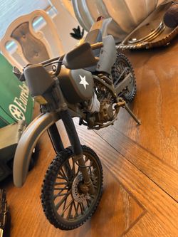21st Century Toys "The Ultimate Soldier" 1:6 Scale Army Honda XR 600 Dirt Bike.
