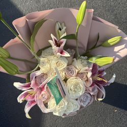 Bouquet Romántico de Rosas & Lirios – Diseño Exclusivo
