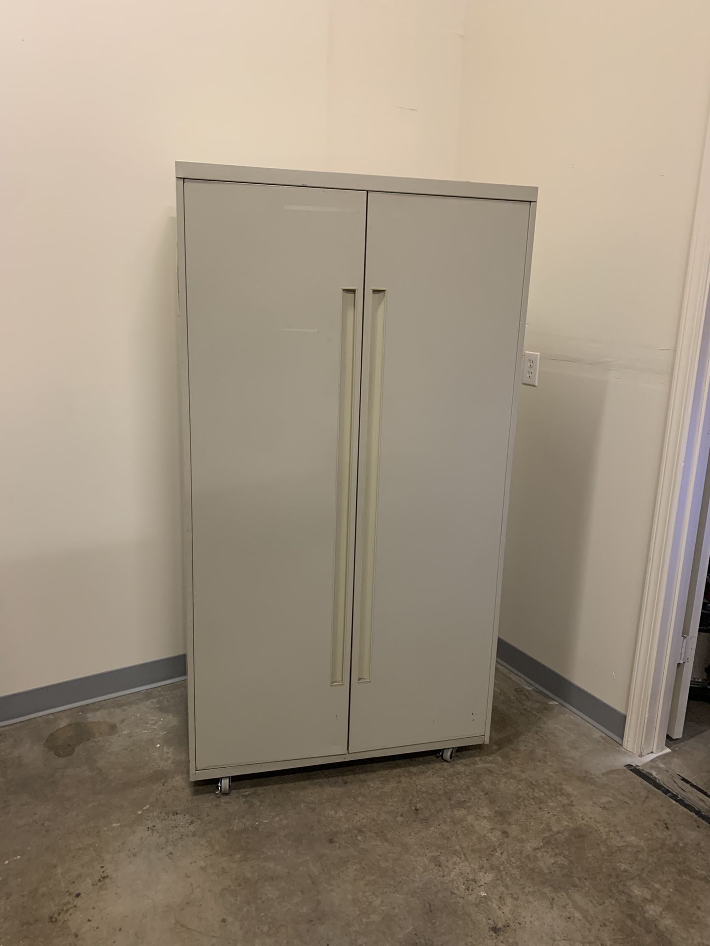 Cabinet w/pull Out Drawers And Doors