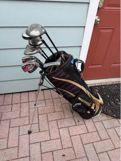 Mens right handed golf club set.  Complete set with Callaway golf bag