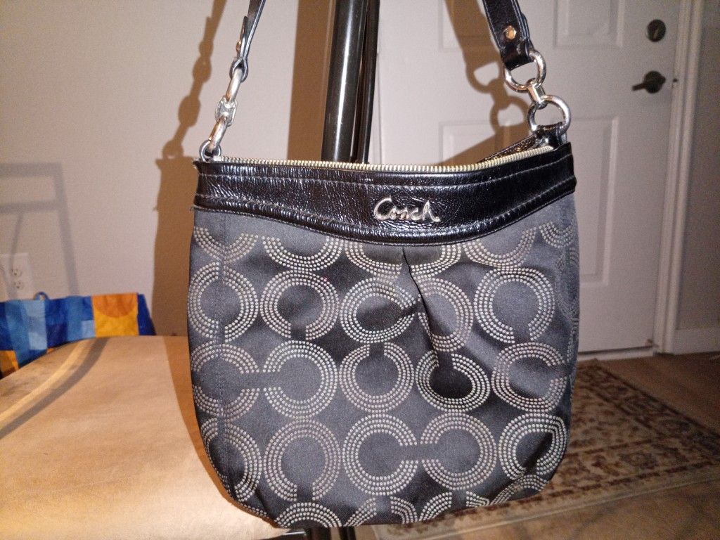 100% REAL! GENUINE! BLACK LEATHER COACH PURSE!