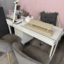Nail supply and nail furniture 