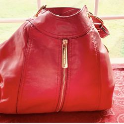 Michael Kors Satchel is designed with the chic in mind