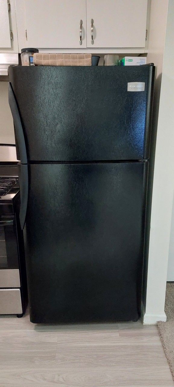 Frigidaire Gallery Top-Freezer Refrigerator — Black