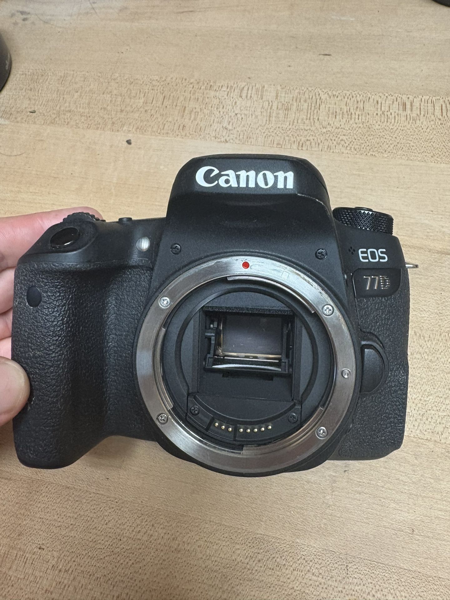 Canon 77D 