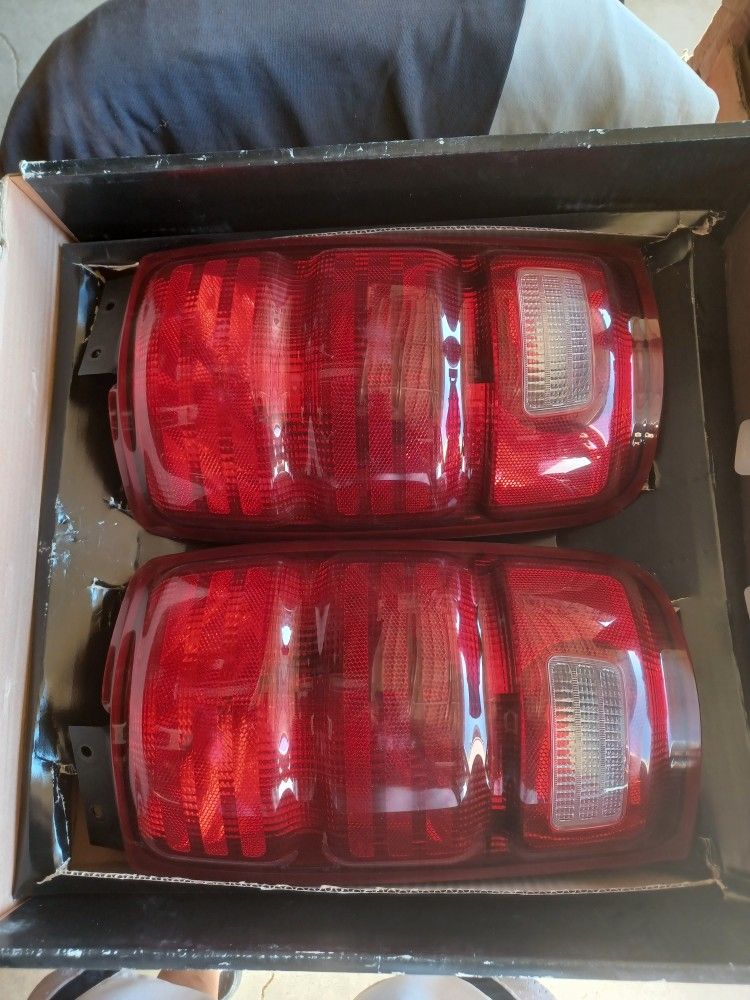 Used Tail Lights For 97-00 Expedition