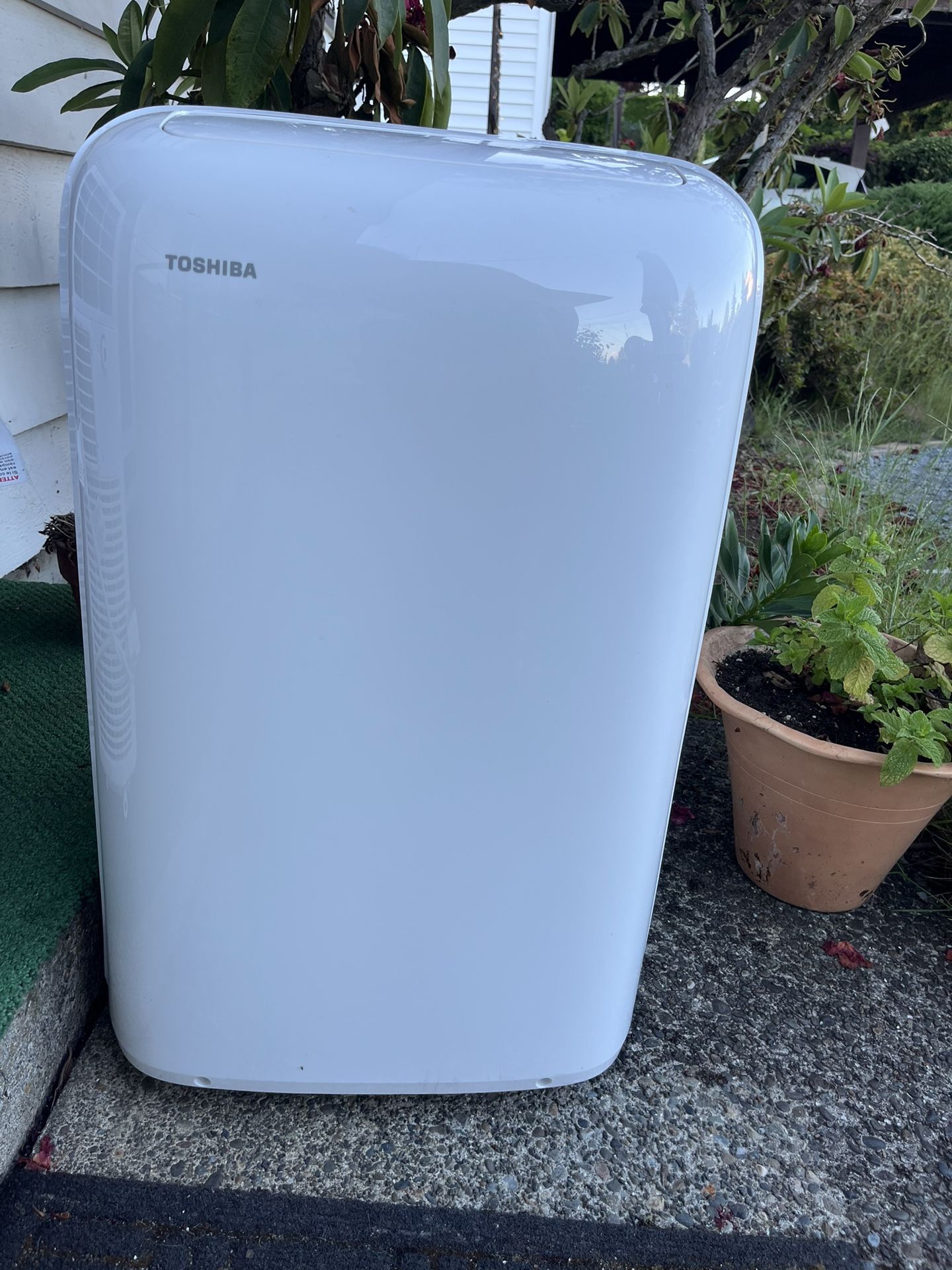 Toshiba Portable Air Conditioner 8,000 BTUs
