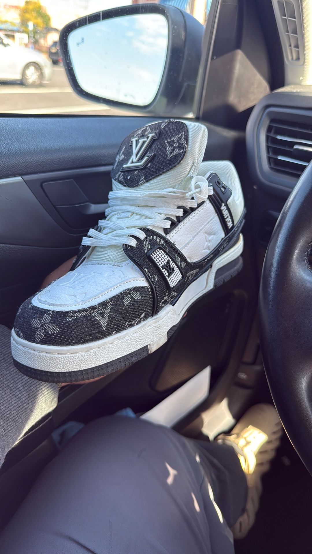LOUIS VUITTON SIZE9