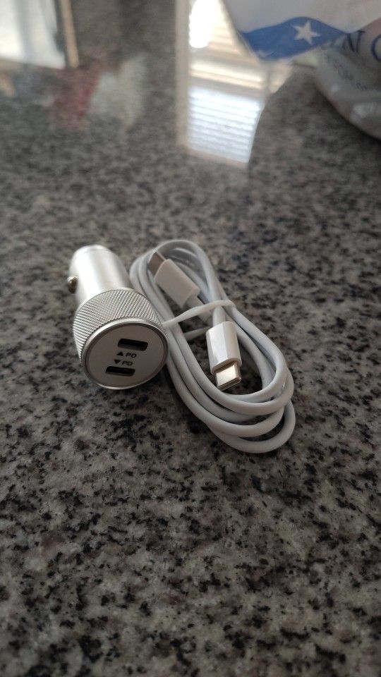 Type C Charger And Car Connection. Cargador Tipo C Y Conecion Para Carro
