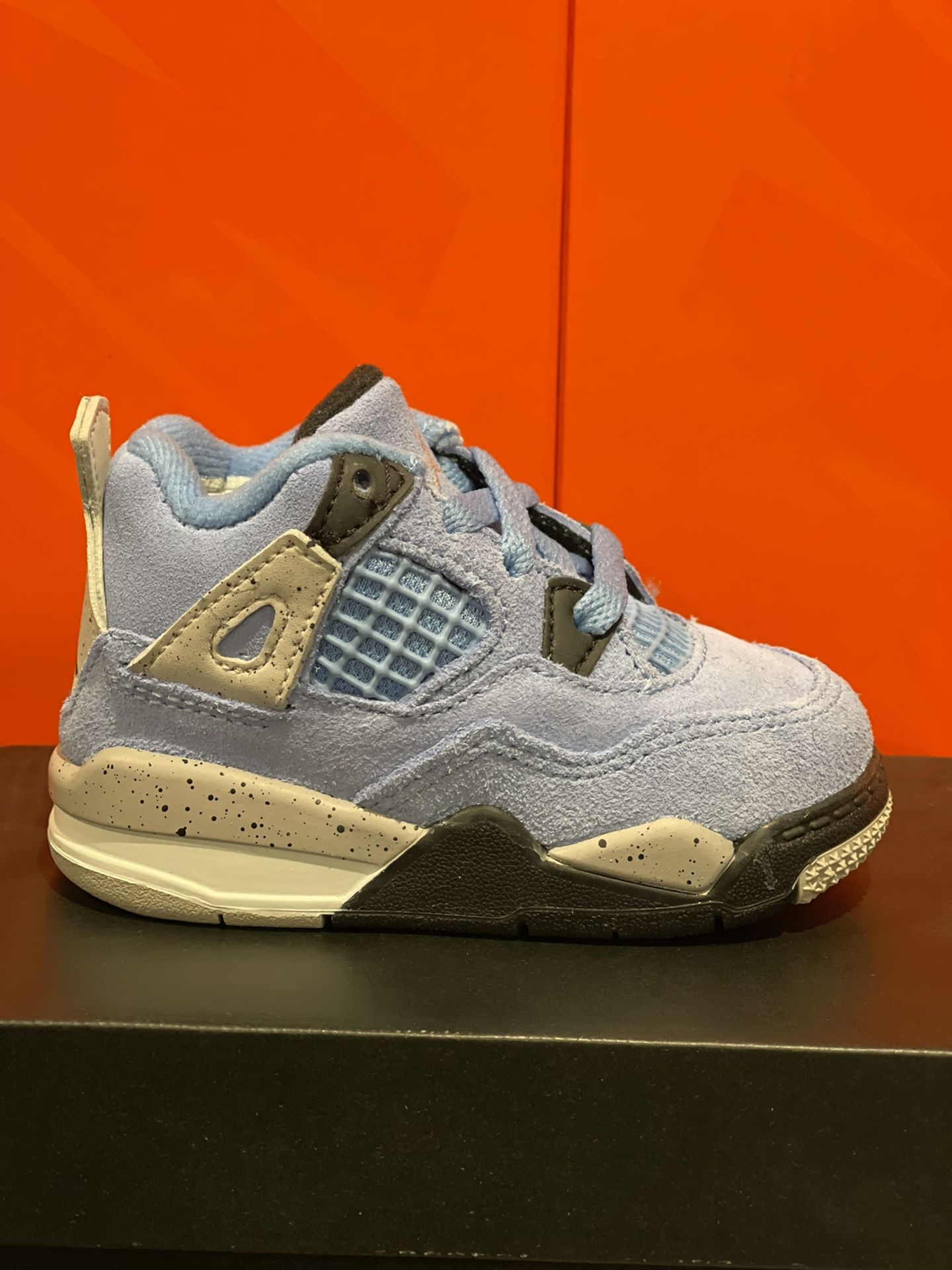 Jordan 4 Retro University Blue