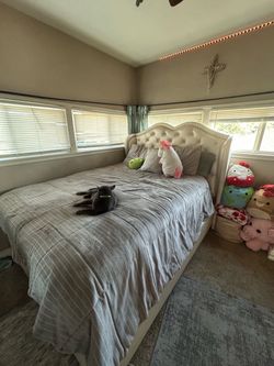 Free queen size bed 🛏️