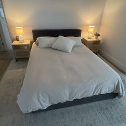 Queen Bed & Mattress Boryschtsck Upholstered.   Metal Platform Storage Bed.