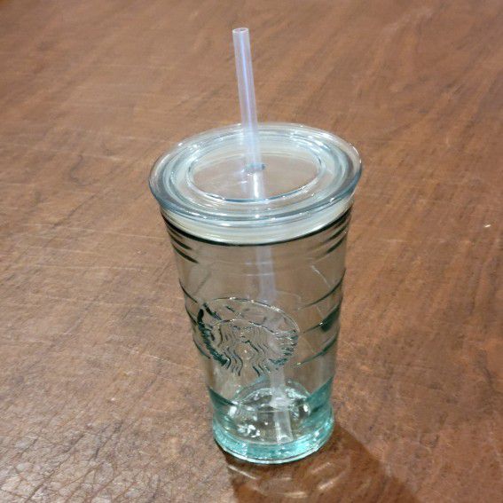 Starbucks Recycled Glass 20 oz Tumbler with Lid  and Straw. Made in 
Spain.Perfect shape, like new. Height 6". Weight 1lb 1oz (plus shipping 
material