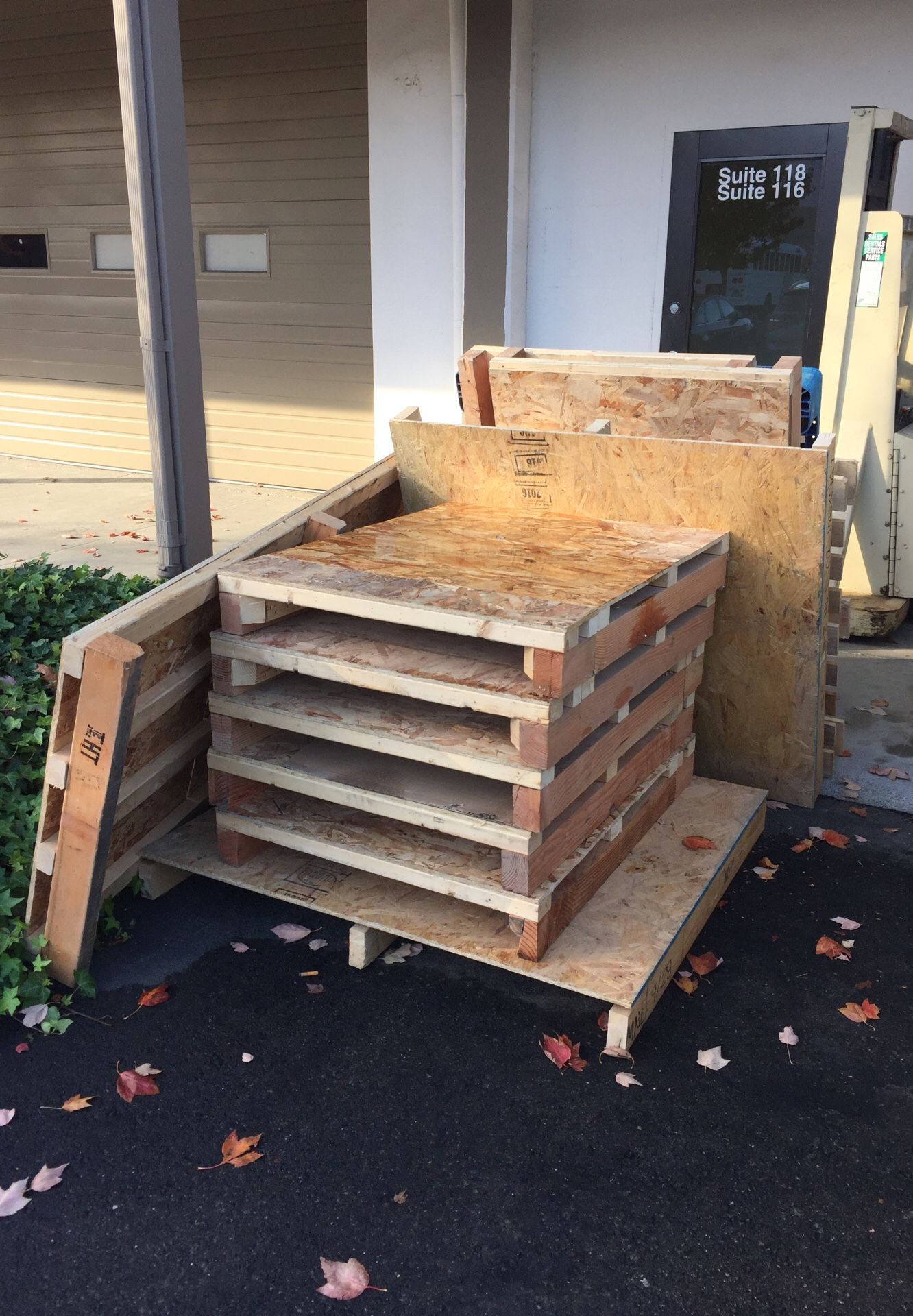 Free wood and plastic pallets