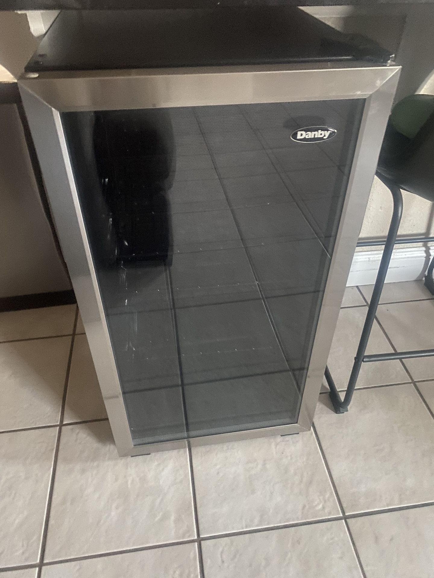 Stainless Steel 36 Bottle Capacity Freestanding Wine Cooler Excellent Condition