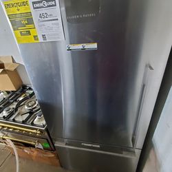 FISHER PAYKEL NEW OPEN BOX WARRANTY  31 INCHES NEW BOTTON FREEZER WITH ICE MAKER  COUNTERDEPTH  READY TO DELIVER. NEW WARRANTY 1 YEAR MANUCFATURE WARR