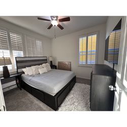 Queen Bedroom Set – Ashley Furniture – Excellent Condition – Lamps Included