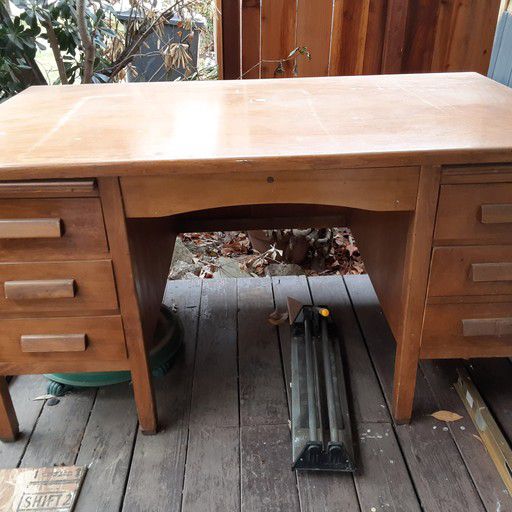 Beautiful Solid Oak desk great condition