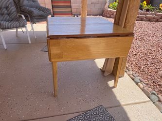 Solid wood table, with side leaves up seats for chairs comfortably. Solid wood table, with side leaves up seats for chairs comfortably.