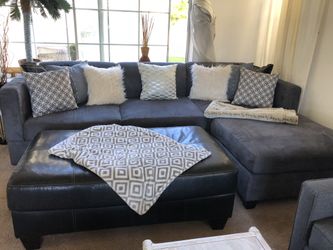 Immaculate gray sectional w large ottoman