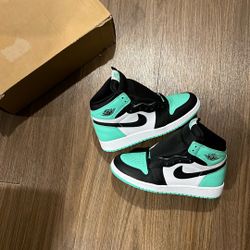 Jordan 1: Green Glow | 4Y *Brand New*