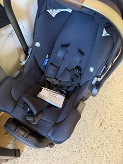 Nuna Car seat With Base