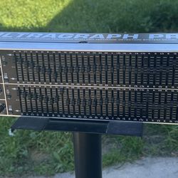 Behringer Equalizer 