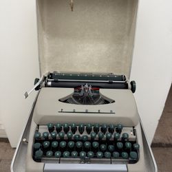 Vintage 1950s Tower Challenger Typewriter
