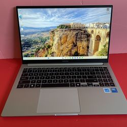 Samsung Galaxy Book 4 (2024 model) 15.6” FHD i7 14th generation 16gb Ram 512GB SSD great laptop 