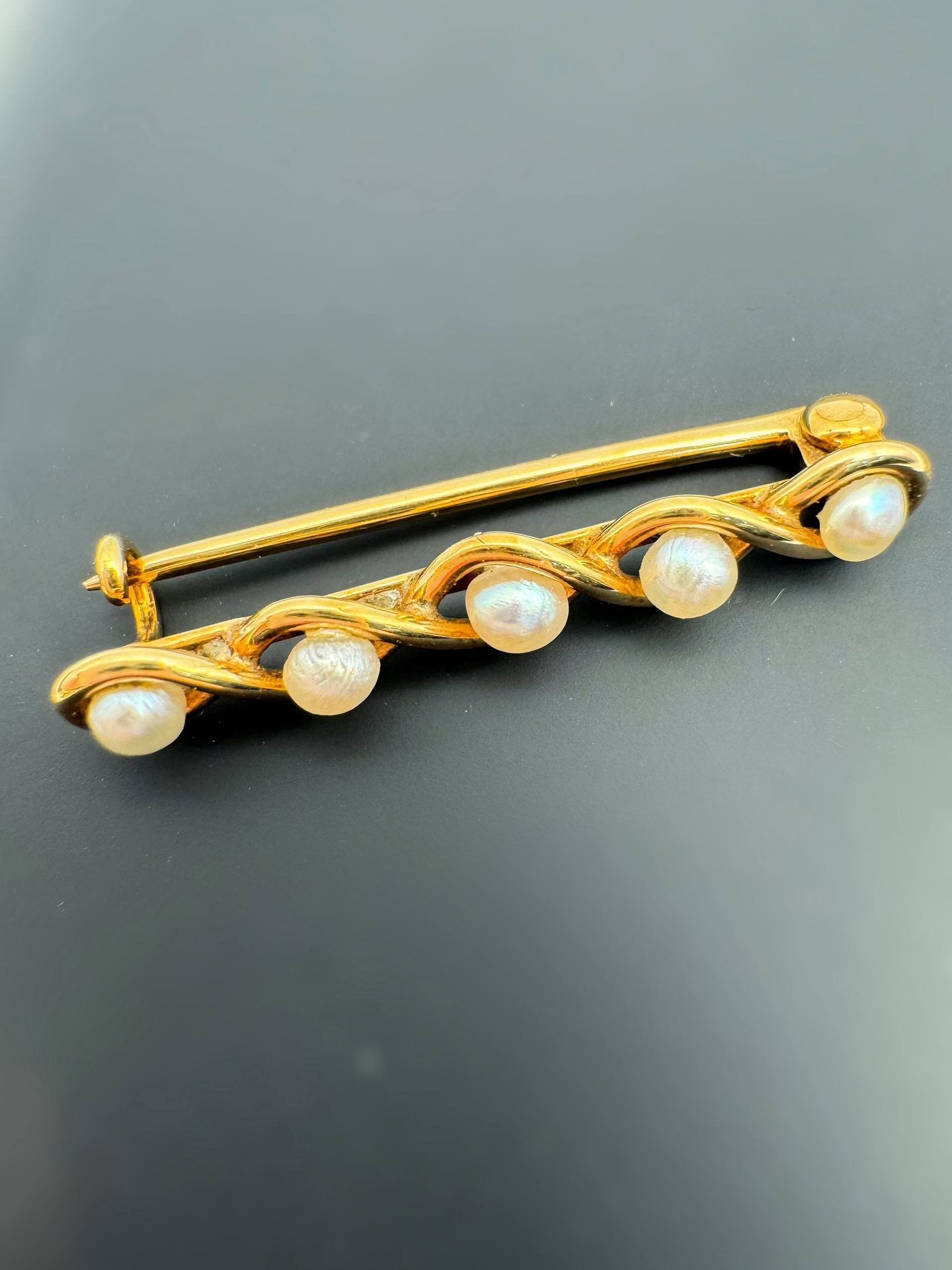 Vintage 13k solid yellow gold 0.6CTW Natural Pearl wave infinity brooch