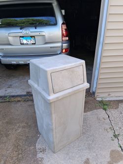 Commercial 35 gallon Trash can