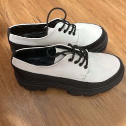 Woman’s shoes size 6