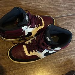 nike size 8.5 in men.   used but in good condition.  30