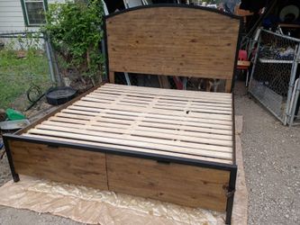 Beautiful King 🤴 bed frame with 2 storage drawers.