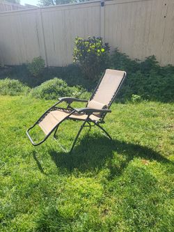 Zero gravity reclining lawn chair