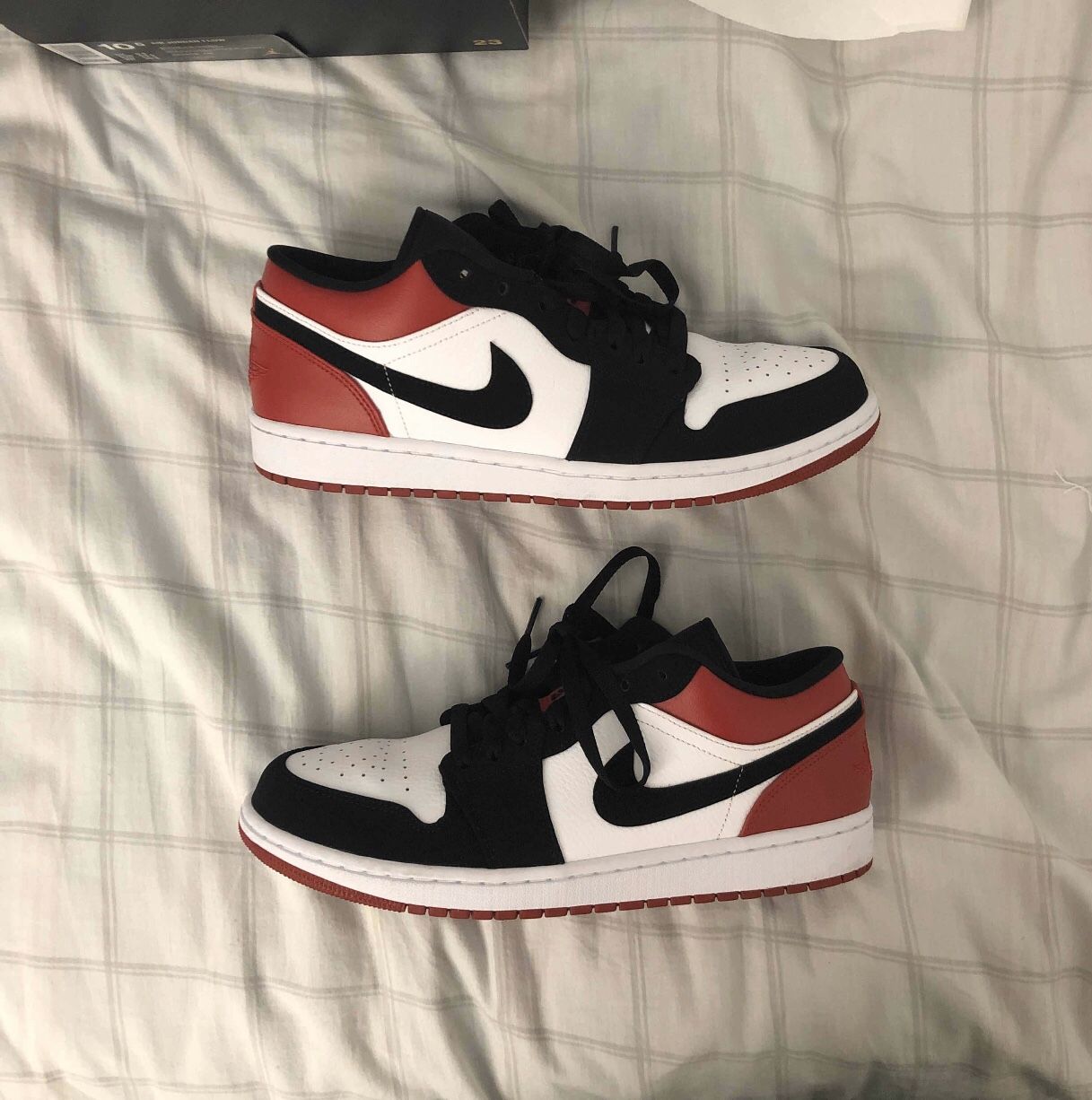 Aj 1 low black toe